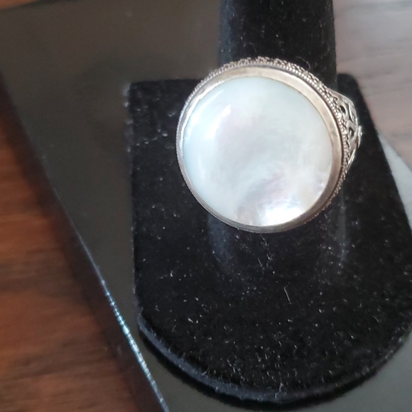 Jewelry - VINTAGE STERLING SILVER MOTHER OF PEARL RING